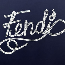 Fendi.芬迪 26夏季新品绳索字样logo印花标识短袖T恤,正面饰有绳索品牌字样logo装饰设计,衣身两侧有开叉设计 Fendi.芬迪 26夏季新品绳索字样logo印花标识短袖T恤,正面饰有绳索品牌字样logo装饰设计,衣身两侧有开叉设计