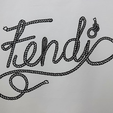 Fendi.芬迪 26夏季新品绳索字样logo印花标识短袖T恤,正面饰有绳索品牌字样logo装饰设计,衣身两侧有开叉设计 Fendi.芬迪 26夏季新品绳索字样logo印花标识短袖T恤,正面饰有绳索品牌字样logo装饰设计,衣身两侧有开叉设计