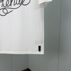 Fendi.芬迪 26夏季新品绳索字样logo印花标识短袖T恤,正面饰有绳索品牌字样logo装饰设计,衣身两侧有开叉设计 Fendi.芬迪 26夏季新品绳索字样logo印花标识短袖T恤,正面饰有绳索品牌字样logo装饰设计,衣身两侧有开叉设计