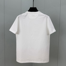 Fendi.芬迪 26夏季新品绳索字样logo印花标识短袖T恤,正面饰有绳索品牌字样logo装饰设计,衣身两侧有开叉设计 Fendi.芬迪 26夏季新品绳索字样logo印花标识短袖T恤,正面饰有绳索品牌字样logo装饰设计,衣身两侧有开叉设计