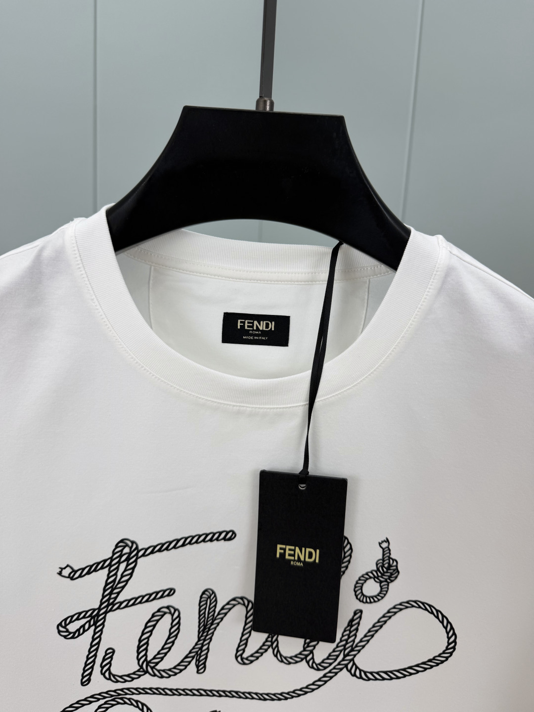Fendi.芬迪 26夏季新品绳索字样logo印花标识短袖T恤,正面饰有绳索品牌字样logo装饰设计,衣身两侧有开叉设计 Fendi.芬迪 26夏季新品绳索字样logo印花标识短袖T恤,正面饰有绳索品牌字样logo装饰设计,衣身两侧有开叉设计