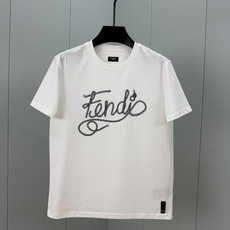Fendi.芬迪 26夏季新品绳索字样logo印花标识短袖T恤,正面饰有绳索品牌字样logo装饰设计,衣身两侧有开叉设计 Fendi.芬迪 26夏季新品绳索字样logo印花标识短袖T恤,正面饰有绳索品牌字样logo装饰设计,衣身两侧有开叉设计