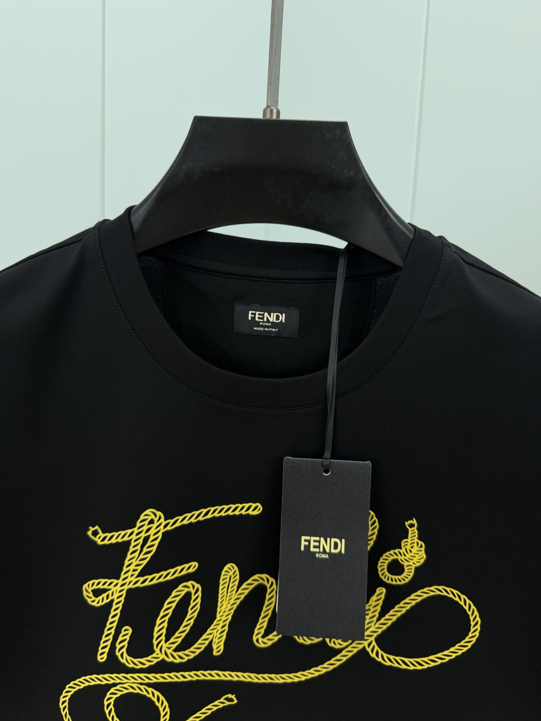 Fendi.芬迪 26夏季新品绳索字样logo印花标识短袖T恤，正面饰有绳索品牌字样logo装饰设计，衣身两侧有开叉设计
