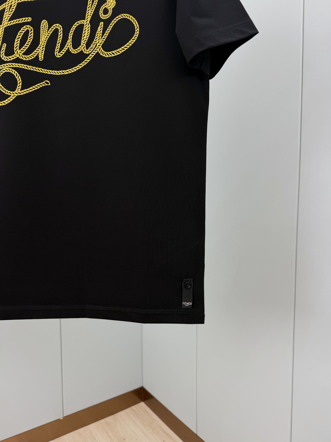 Fendi.芬迪 26夏季新品绳索字样logo印花标识短袖T恤，正面饰有绳索品牌字样logo装饰设计，衣身两侧有开叉设计