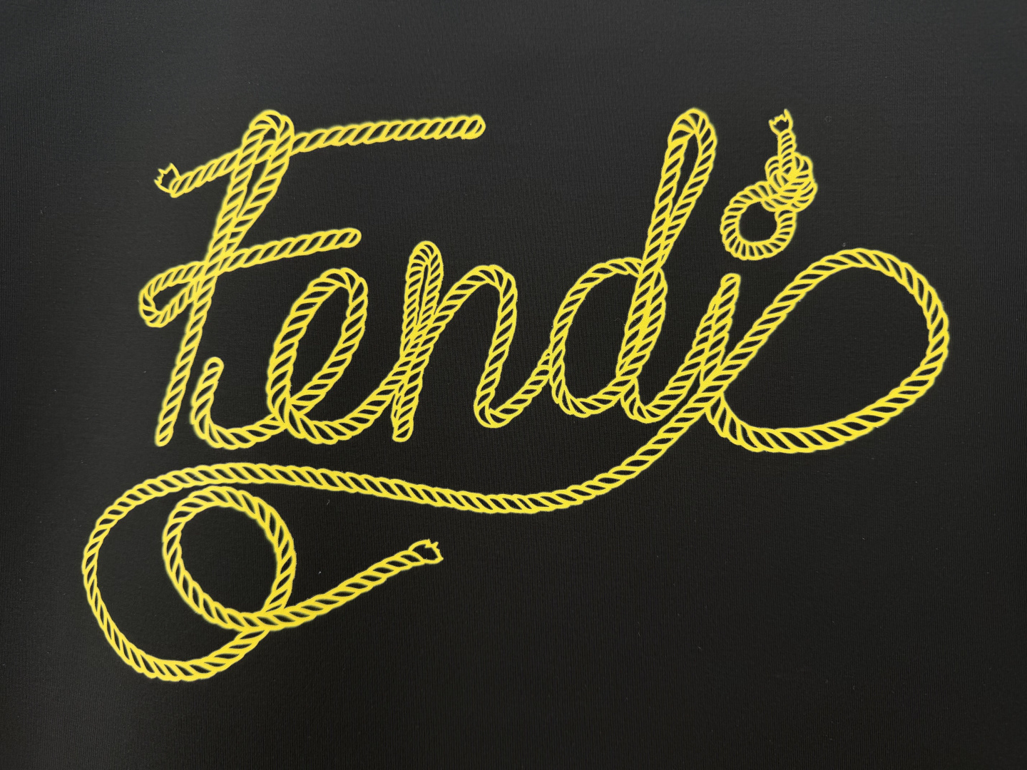 Fendi.芬迪 26夏季新品绳索字样logo印花标识短袖T恤，正面饰有绳索品牌字样logo装饰设计，衣身两侧有开叉设计