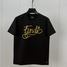 Fendi.芬迪 26夏季新品绳索字样logo印花标识短袖T恤,正面饰有绳索品牌字样logo装饰设计,衣身两侧有开叉设计 Fendi.芬迪 26夏季新品绳索字样logo印花标识短袖T恤,正面饰有绳索品牌字样logo装饰设计,衣身两侧有开叉设计
