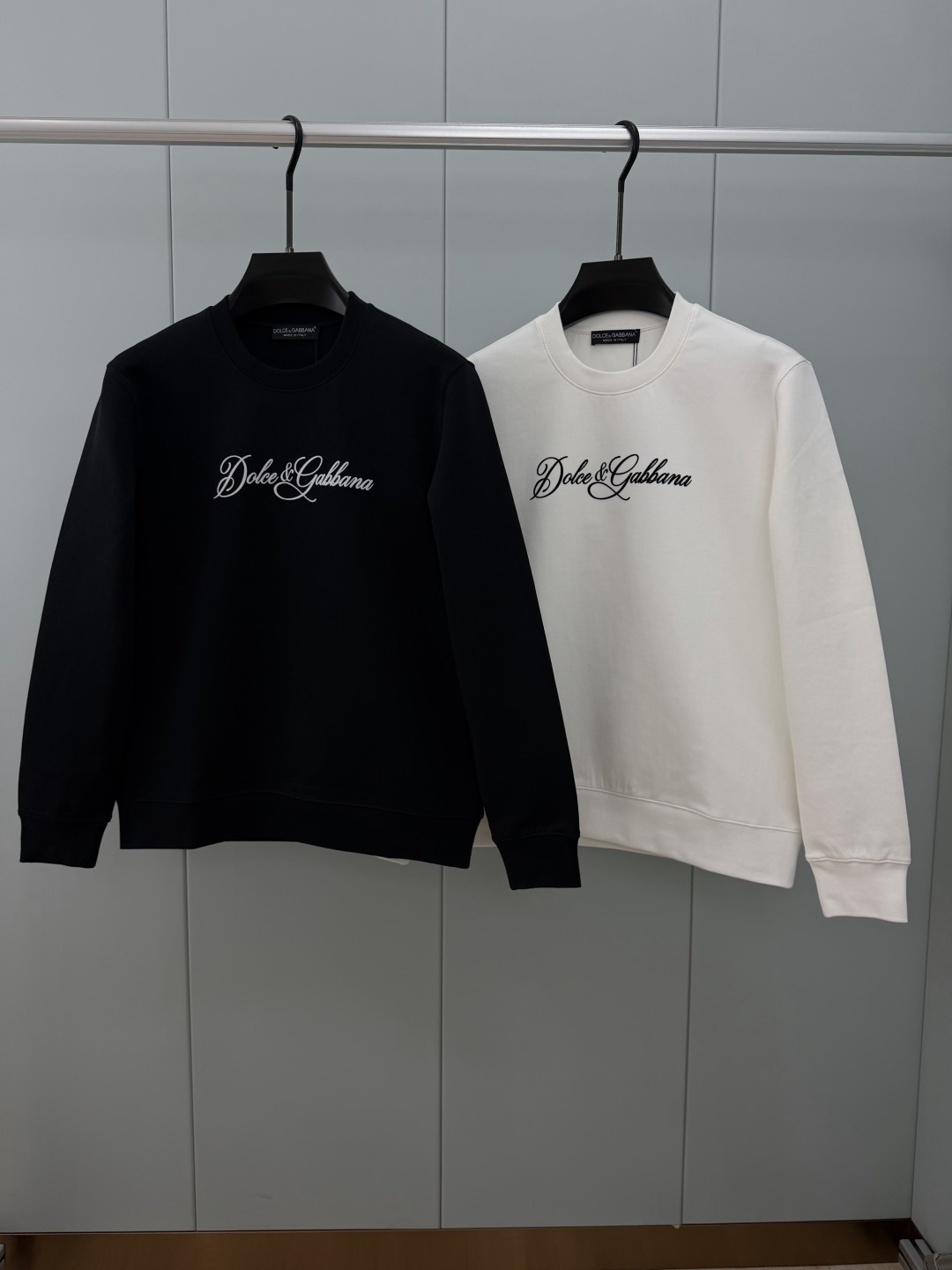 Dolce&Gabbana.杜嘉班纳 FW26新品饰字母撞色植绒印花棉质针织圆领卫衣，正面饰品牌字母撞色植绒印花为整体增