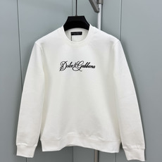Dolce&Gabbana.杜嘉班纳 FW26新品饰字母撞色植绒印花棉质针织圆领卫衣,正面饰品牌字母撞色植绒印花为整体增 Dolce&Gabbana.杜嘉班纳 FW26新品饰字母撞色植绒印花棉质针织圆领卫衣,正面饰品牌字母撞色植绒印花为整体增