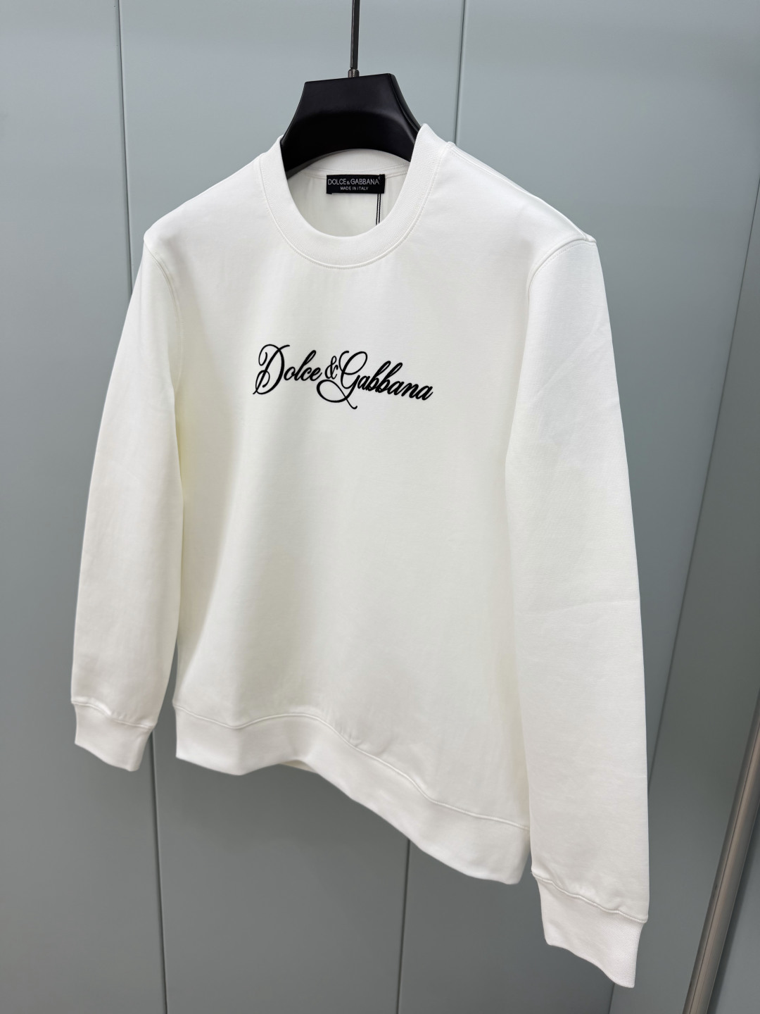Dolce&Gabbana.杜嘉班纳 FW26新品饰字母撞色植绒印花棉质针织圆领卫衣，正面饰品牌字母撞色植绒印花为整体增