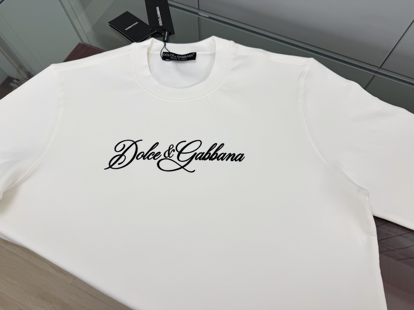 Dolce&Gabbana.杜嘉班纳 FW26新品饰字母撞色植绒印花棉质针织圆领卫衣，正面饰品牌字母撞色植绒印花为整体增