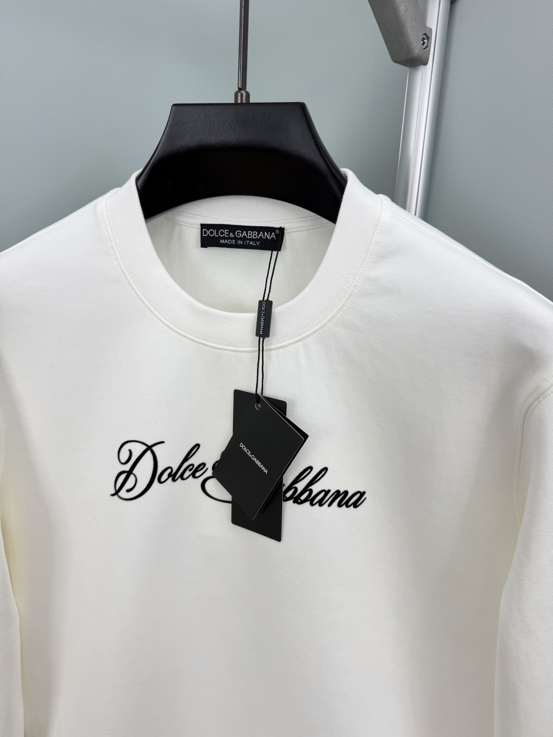 Dolce&Gabbana.杜嘉班纳 FW26新品饰字母撞色植绒印花棉质针织圆领卫衣，正面饰品牌字母撞色植绒印花为整体增