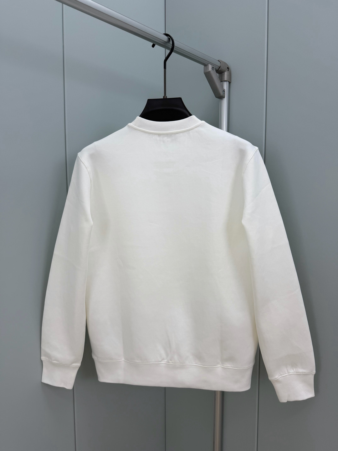 Dolce&Gabbana.杜嘉班纳 FW26新品饰字母撞色植绒印花棉质针织圆领卫衣，正面饰品牌字母撞色植绒印花为整体增