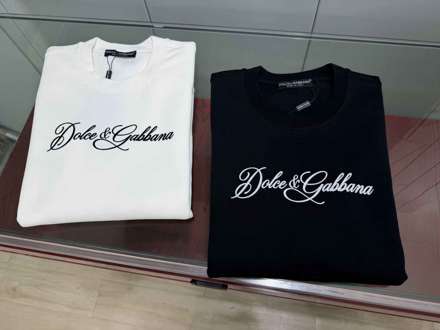 Dolce&Gabbana.杜嘉班纳 FW26新品饰字母撞色植绒印花棉质针织圆领卫衣，正面饰品牌字母撞色植绒印花为整体增
