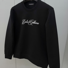 Dolce&Gabbana.杜嘉班纳 FW26新品饰字母撞色植绒印花棉质针织圆领卫衣,正面饰品牌字母撞色植绒印花为整体增 Dolce&Gabbana.杜嘉班纳 FW26新品饰字母撞色植绒印花棉质针织圆领卫衣,正面饰品牌字母撞色植绒印花为整体增