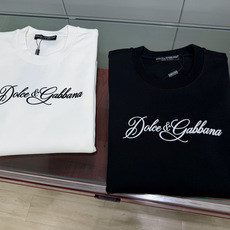 Dolce&Gabbana.杜嘉班纳 FW26新品饰字母撞色植绒印花棉质针织圆领卫衣,正面饰品牌字母撞色植绒印花为整体增 Dolce&Gabbana.杜嘉班纳 FW26新品饰字母撞色植绒印花棉质针织圆领卫衣,正面饰品牌字母撞色植绒印花为整体增