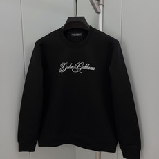 Dolce&Gabbana.杜嘉班纳 FW26新品饰字母撞色植绒印花棉质针织圆领卫衣,正面饰品牌字母撞色植绒印花为整体增 Dolce&Gabbana.杜嘉班纳 FW26新品饰字母撞色植绒印花棉质针织圆领卫衣,正面饰品牌字母撞色植绒印花为整体增