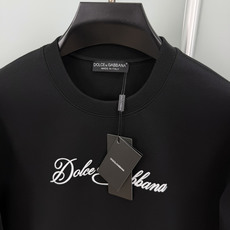Dolce&Gabbana.杜嘉班纳 FW26新品饰字母撞色植绒印花棉质针织圆领卫衣,正面饰品牌字母撞色植绒印花为整体增 Dolce&Gabbana.杜嘉班纳 FW26新品饰字母撞色植绒印花棉质针织圆领卫衣,正面饰品牌字母撞色植绒印花为整体增