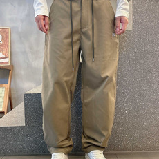 Loewe 2026秋冬新款刺绣休闲长裤 撞色松紧腰头 双抽绳设计 蓝色 卡其色 尺码: M-3XL Loewe 2026秋冬新款刺绣休闲长裤 撞色松紧腰头 双抽绳设计 蓝色 卡其色 尺码: M-3XL