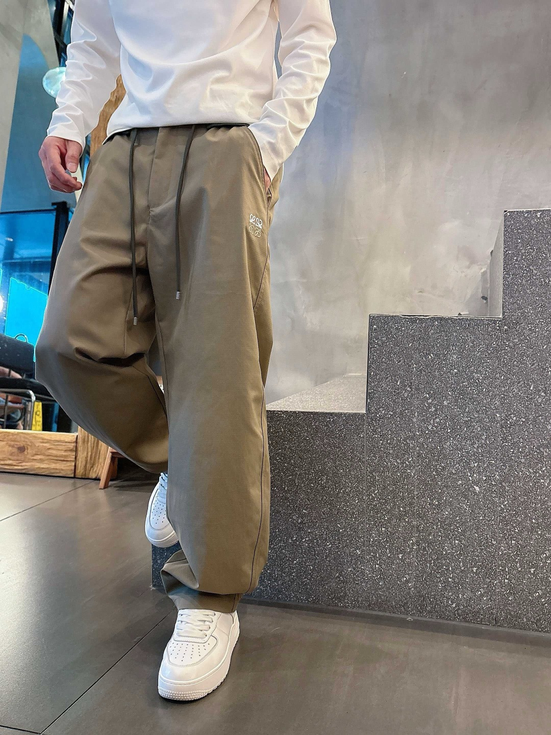 Loewe 2026秋冬新款刺绣休闲长裤 撞色松紧腰头 双抽绳设计 蓝色 卡其色 尺码: M-3XL
