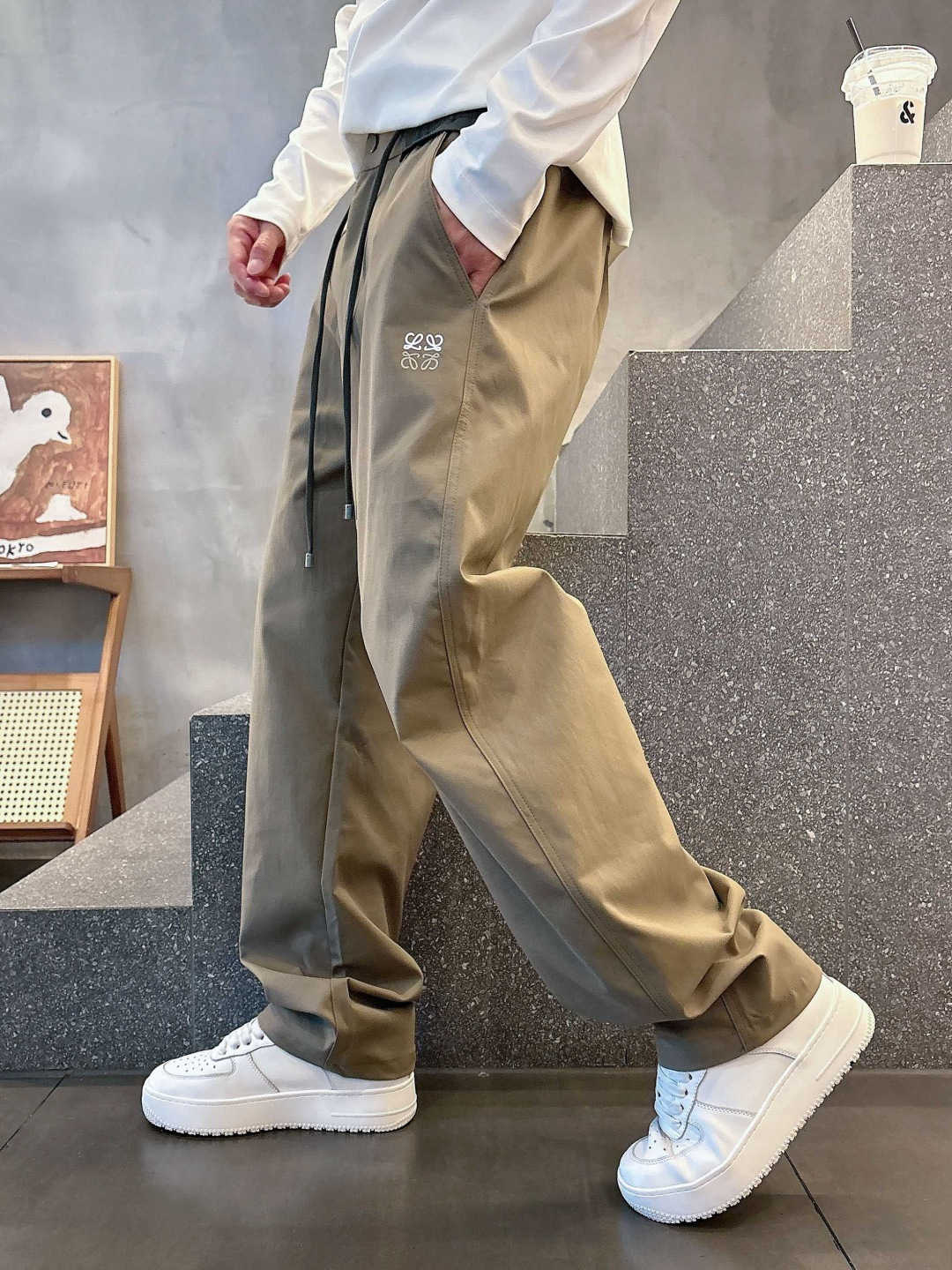 Loewe 2026秋冬新款刺绣休闲长裤 撞色松紧腰头 双抽绳设计 蓝色 卡其色 尺码: M-3XL