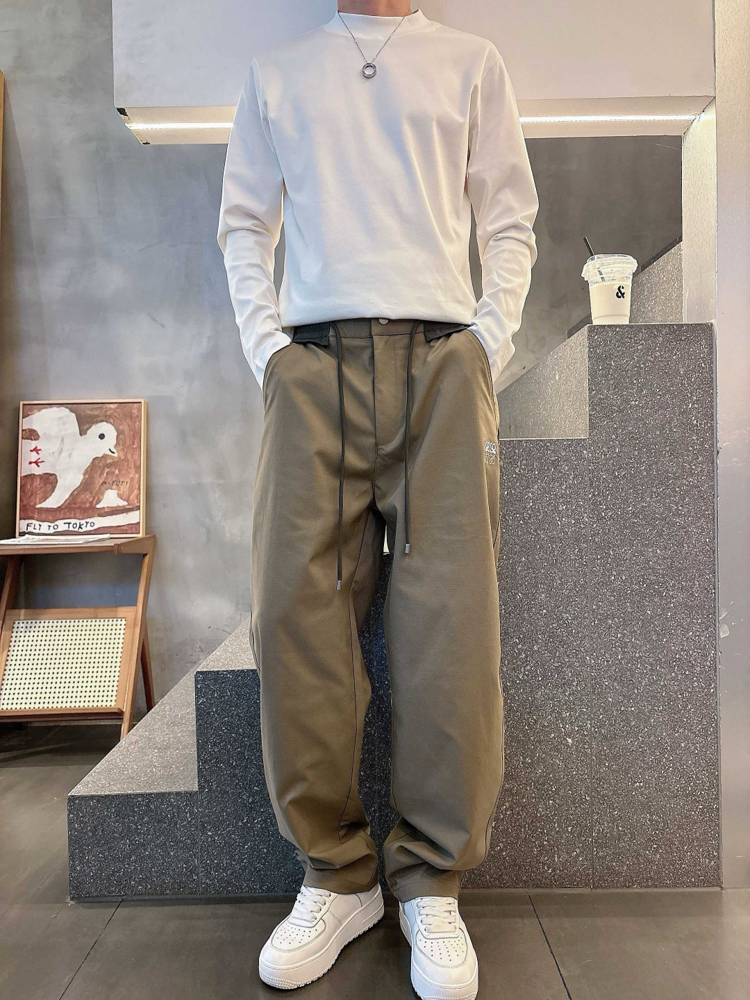 Loewe 2026秋冬新款刺绣休闲长裤 撞色松紧腰头 双抽绳设计 蓝色 卡其色 尺码: M-3XL