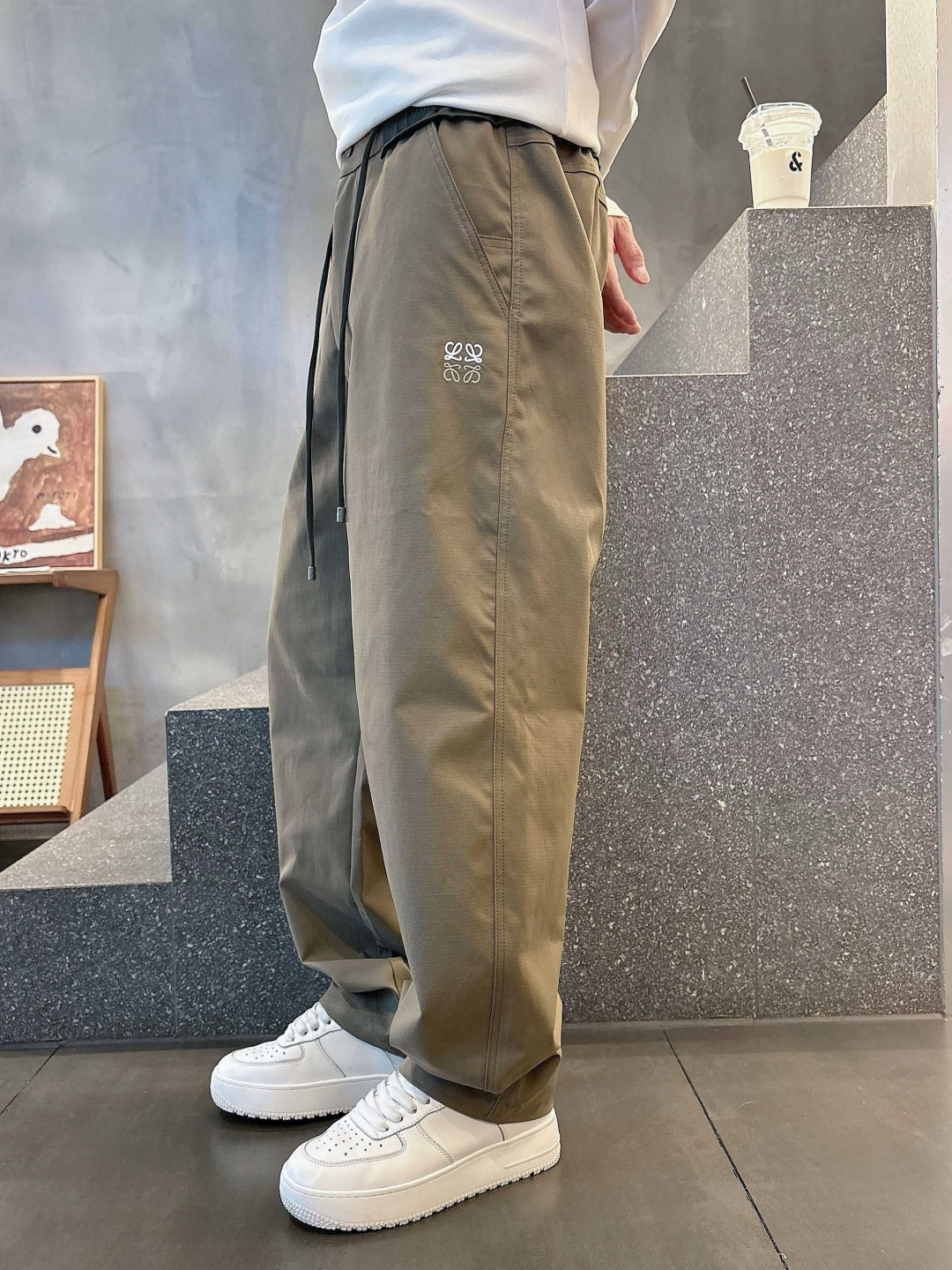 Loewe 2026秋冬新款刺绣休闲长裤 撞色松紧腰头 双抽绳设计 蓝色 卡其色 尺码: M-3XL