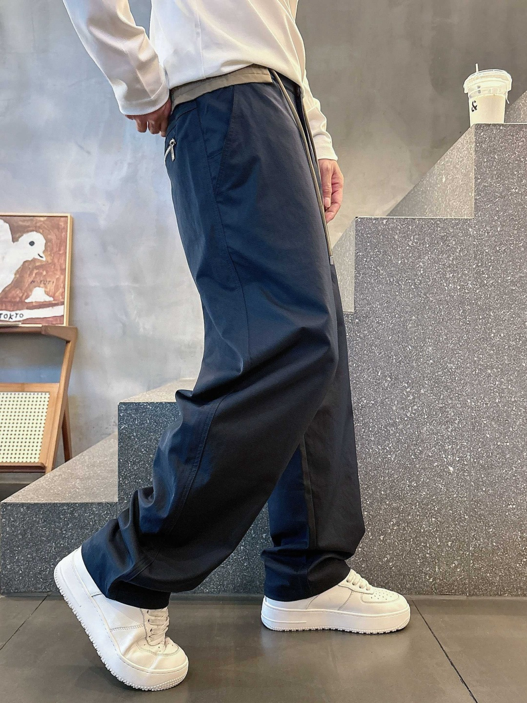 Loewe 2026秋冬新款刺绣休闲长裤 撞色松紧腰头 双抽绳设计 蓝色 卡其色 尺码: M-3XL