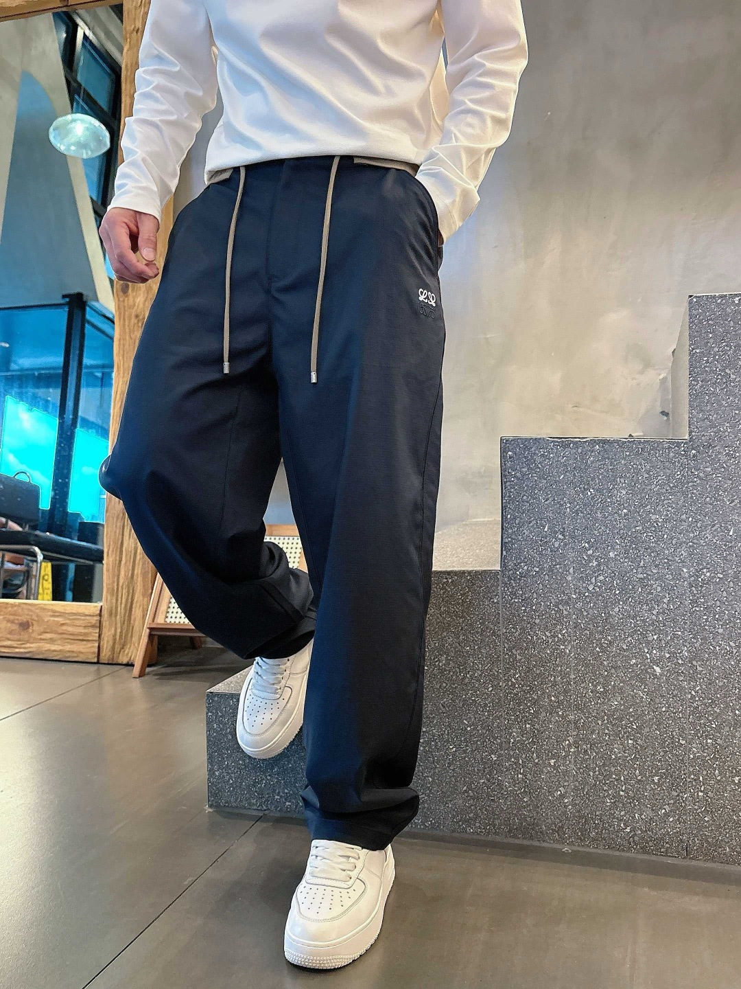 Loewe 2026秋冬新款刺绣休闲长裤 撞色松紧腰头 双抽绳设计 蓝色 卡其色 尺码: M-3XL
