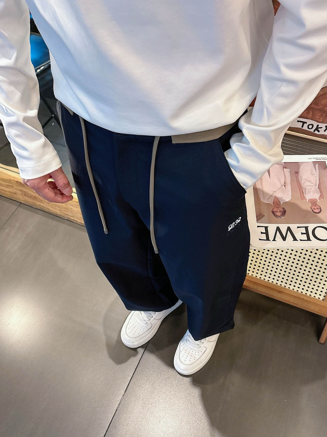 Loewe 2026秋冬新款刺绣休闲长裤 撞色松紧腰头 双抽绳设计 蓝色 卡其色 尺码: M-3XL