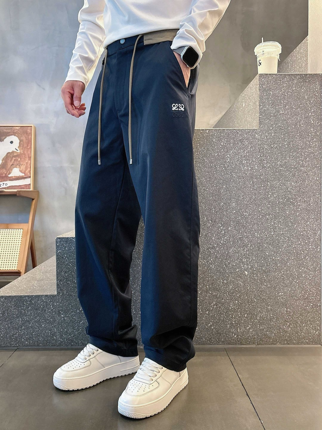 Loewe 2026秋冬新款刺绣休闲长裤 撞色松紧腰头 双抽绳设计 蓝色 卡其色 尺码: M-3XL