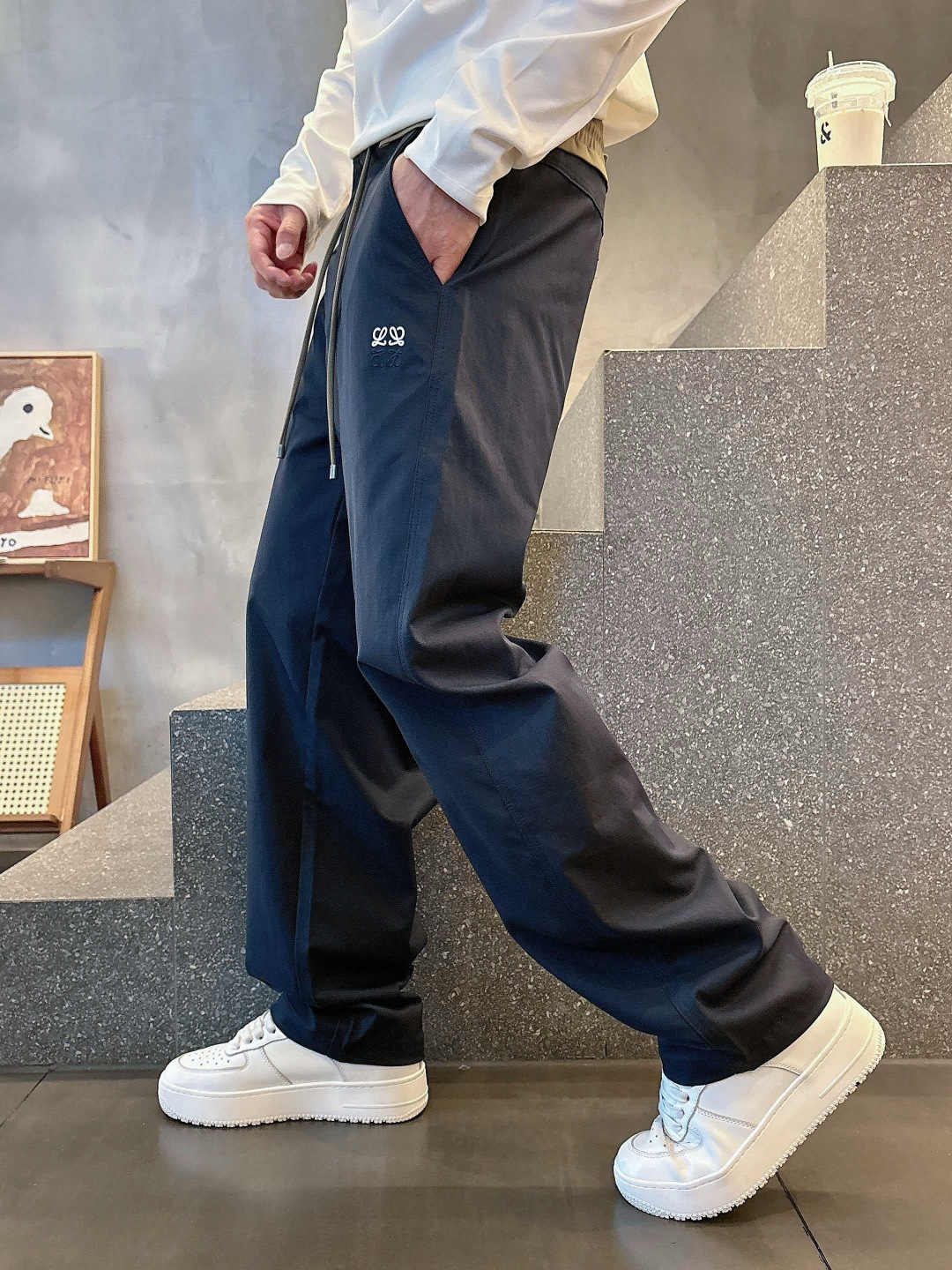Loewe 2026秋冬新款刺绣休闲长裤 撞色松紧腰头 双抽绳设计 蓝色 卡其色 尺码: M-3XL