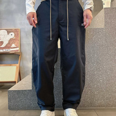 Loewe 2026秋冬新款刺绣休闲长裤 撞色松紧腰头 双抽绳设计 蓝色 卡其色 尺码: M-3XL Loewe 2026秋冬新款刺绣休闲长裤 撞色松紧腰头 双抽绳设计 蓝色 卡其色 尺码: M-3XL