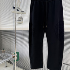 CH 克罗心 26fw新款松紧腰带休闲长裤。 风尚前沿的不二之选。两侧梵文+十字烧花,传承经典,交织时尚与历史。精湛 CH 克罗心 26fw新款松紧腰带休闲长裤。 风尚前沿的不二之选。两侧梵文+十字烧花,传承经典,交织时尚与历史。精湛