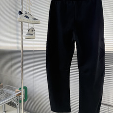 CH 克罗心 26fw新款松紧腰带休闲长裤。 风尚前沿的不二之选。两侧梵文+十字烧花,传承经典,交织时尚与历史。精湛 CH 克罗心 26fw新款松紧腰带休闲长裤。 风尚前沿的不二之选。两侧梵文+十字烧花,传承经典,交织时尚与历史。精湛