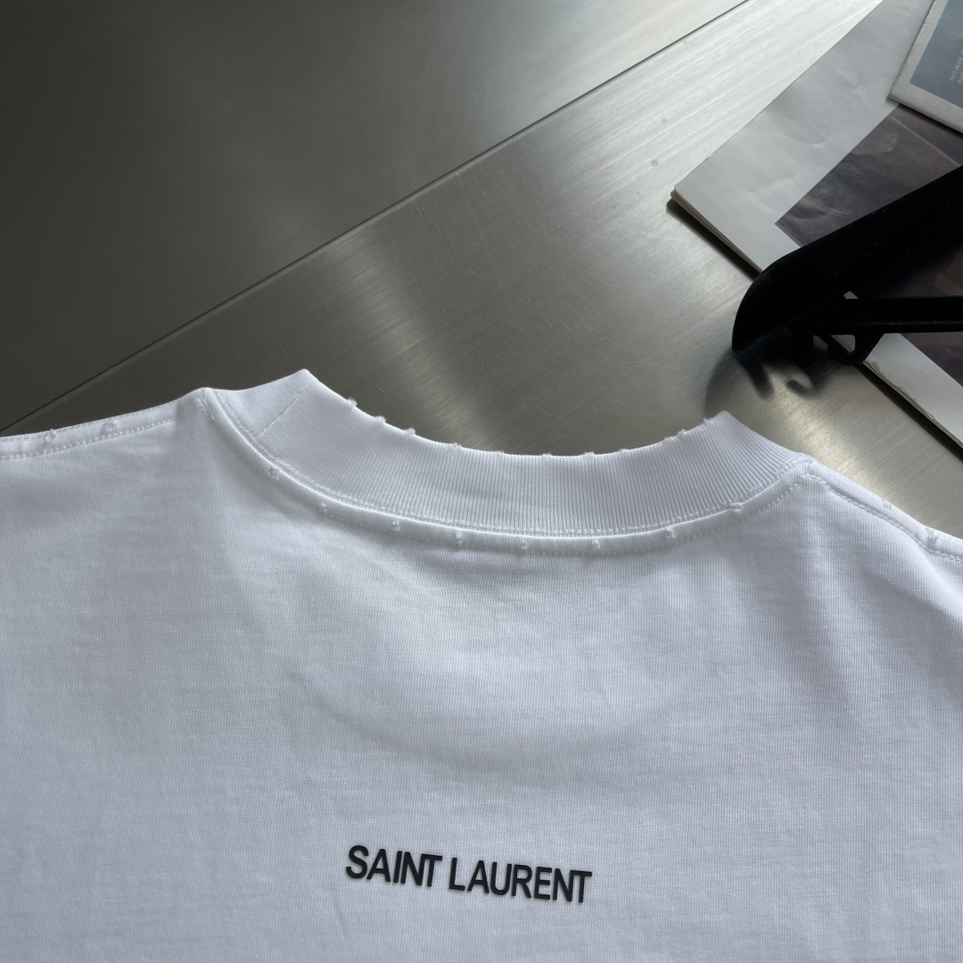 (高版本）YSL   26春夏新品宽松版型短袖T恤，采用定制340g高克重棉面料，非常有质感，胸口重工立体贴皮绣花，袖口
