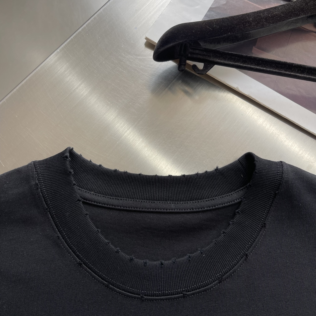 (高版本）YSL   26春夏新品宽松版型短袖T恤，采用定制340g高克重棉面料，非常有质感，胸口重工立体贴皮绣花，袖口