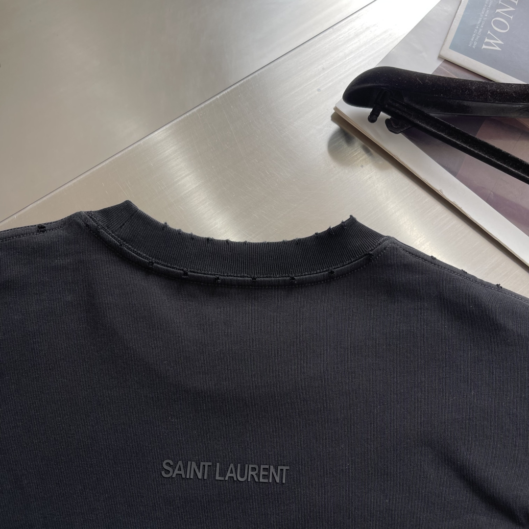 (高版本）YSL   26春夏新品宽松版型短袖T恤，采用定制340g高克重棉面料，非常有质感，胸口重工立体贴皮绣花，袖口