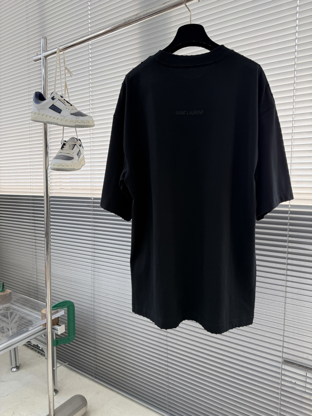 (高版本）YSL   26春夏新品宽松版型短袖T恤，采用定制340g高克重棉面料，非常有质感，胸口重工立体贴皮绣花，袖口