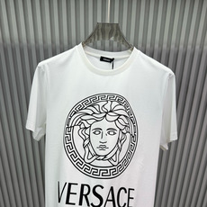Versace 2026春夏新品经典重塑美杜莎印花T恤,100支双股丝光长绒棉面料,穿着舒适透气。胸前白色美杜莎Logo Versace 2026春夏新品经典重塑美杜莎印花T恤,100支双股丝光长绒棉面料,穿着舒适透气。胸前白色美杜莎Logo