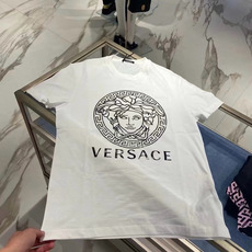 Versace 2026春夏新品经典重塑美杜莎印花T恤,100支双股丝光长绒棉面料,穿着舒适透气。胸前白色美杜莎Logo Versace 2026春夏新品经典重塑美杜莎印花T恤,100支双股丝光长绒棉面料,穿着舒适透气。胸前白色美杜莎Logo