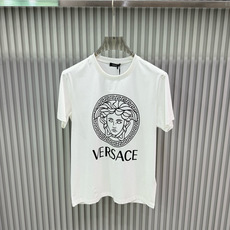 Versace 2026春夏新品经典重塑美杜莎印花T恤,100支双股丝光长绒棉面料,穿着舒适透气。胸前白色美杜莎Logo Versace 2026春夏新品经典重塑美杜莎印花T恤,100支双股丝光长绒棉面料,穿着舒适透气。胸前白色美杜莎Logo