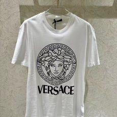 Versace 2026春夏新品经典重塑美杜莎印花T恤,100支双股丝光长绒棉面料,穿着舒适透气。胸前白色美杜莎Logo Versace 2026春夏新品经典重塑美杜莎印花T恤,100支双股丝光长绒棉面料,穿着舒适透气。胸前白色美杜莎Logo