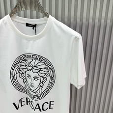 Versace 2026春夏新品经典重塑美杜莎印花T恤,100支双股丝光长绒棉面料,穿着舒适透气。胸前白色美杜莎Logo Versace 2026春夏新品经典重塑美杜莎印花T恤,100支双股丝光长绒棉面料,穿着舒适透气。胸前白色美杜莎Logo