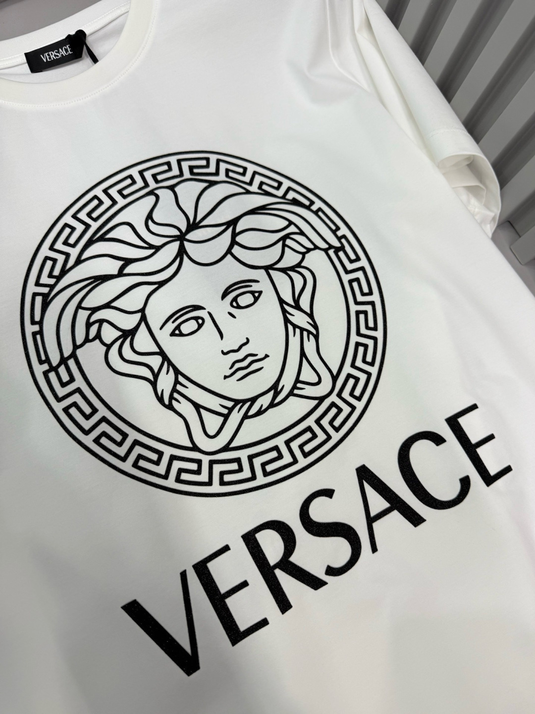 Versace 2026春夏新品经典重塑美杜莎印花T恤,100支双股丝光长绒棉面料,穿着舒适透气。胸前白色美杜莎Logo Versace 2026春夏新品经典重塑美杜莎印花T恤,100支双股丝光长绒棉面料,穿着舒适透气。胸前白色美杜莎Logo