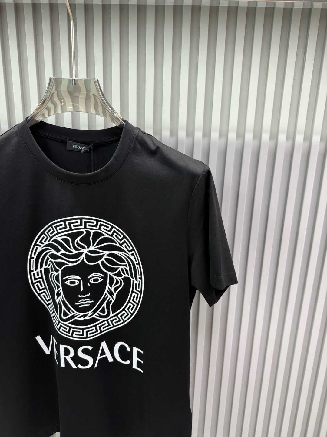 Versace 2026春夏新品经典重塑美杜莎印花T恤,100支双股丝光长绒棉面料,穿着舒适透气。胸前白色美杜莎Logo Versace 2026春夏新品经典重塑美杜莎印花T恤,100支双股丝光长绒棉面料,穿着舒适透气。胸前白色美杜莎Logo