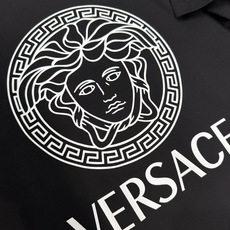 Versace 2026春夏新品经典重塑美杜莎印花T恤,100支双股丝光长绒棉面料,穿着舒适透气。胸前白色美杜莎Logo Versace 2026春夏新品经典重塑美杜莎印花T恤,100支双股丝光长绒棉面料,穿着舒适透气。胸前白色美杜莎Logo