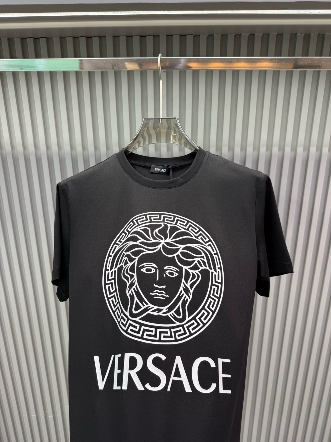 Versace 2026春夏新品经典重塑美杜莎印花T恤,100支双股丝光长绒棉面料,穿着舒适透气。胸前白色美杜莎Logo Versace 2026春夏新品经典重塑美杜莎印花T恤,100支双股丝光长绒棉面料,穿着舒适透气。胸前白色美杜莎Logo