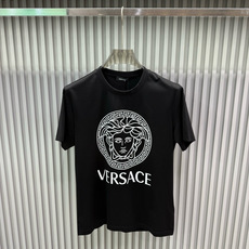 Versace 2026春夏新品经典重塑美杜莎印花T恤,100支双股丝光长绒棉面料,穿着舒适透气。胸前白色美杜莎Logo Versace 2026春夏新品经典重塑美杜莎印花T恤,100支双股丝光长绒棉面料,穿着舒适透气。胸前白色美杜莎Logo