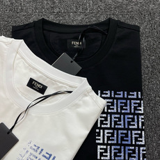 (M-XXXL)FENDI2026春夏新品涂鸦印花短袖T恤;是品牌经典的简约与艺术感结合的代表作,整体设计兼具高级感与日 (M-XXXL)FENDI2026春夏新品涂鸦印花短袖T恤;是品牌经典的简约与艺术感结合的代表作,整体设计兼具高级感与日