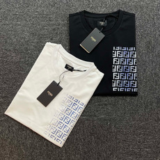 (M-XXXL)FENDI2026春夏新品涂鸦印花短袖T恤;是品牌经典的简约与艺术感结合的代表作,整体设计兼具高级感与日 (M-XXXL)FENDI2026春夏新品涂鸦印花短袖T恤;是品牌经典的简约与艺术感结合的代表作,整体设计兼具高级感与日